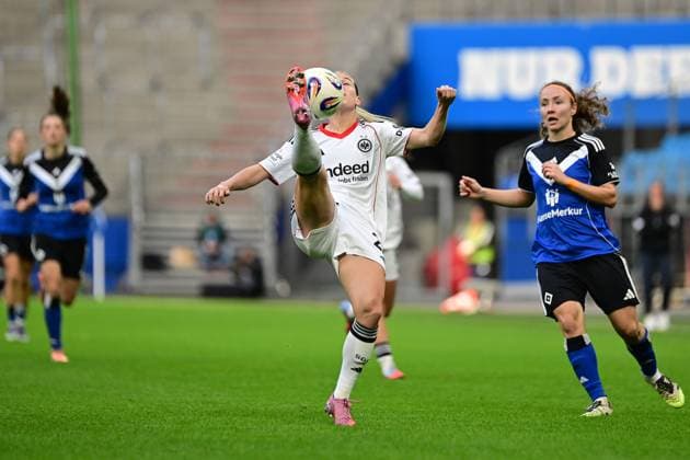 Soccer I Women I Season 2025 2026 I Bundesliga I 8 Matchday I Hamburger SV Eintracht Frankfurt I 02 11 2025 Nadine Andrina Riesen 22, Eintracht Frankfurt Hamburg Volkspark, Volksparkstadion, Stadium, Volkspark Stadion Hamburg Germany Copyright: xLobeca FelixxSchlikisx