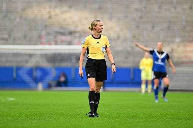 Soccer I Women I Season 2025 2026 I Bundesliga I 8 Matchday I Hamburger SV Eintracht Frankfurt I 02 11 2025 Fabienne Michel Referee Hamburg Volkspark, Volksparkstadion, Stadium, Volkspark Stadion Hamburg Germany Copyright: xLobeca FelixxSchlikisx
