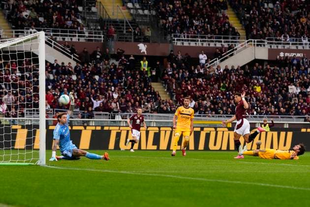 TorinoÕs ChŽ Adams hits the post during the Serie A soccer match between Torino Fc and Pisa at the Stadio Olimpico Grande Torino in Turin, north west Italy - November 2, 2025. - Soccer  Copyright: xFabioxFerrari LaPressex