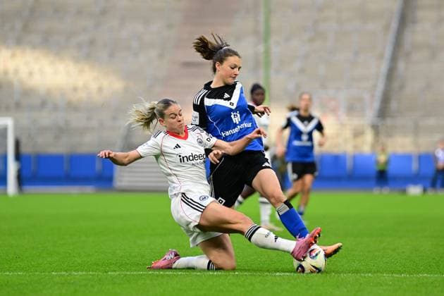 Soccer I Women I Season 2025 2026 I Bundesliga I 8 Matchday I Hamburger SV Eintracht Frankfurt I 02 11 2025 Nadine Andrina Riesen 22, Eintracht Frankfurt Lotta Wrede 32, Hamburger SV Hamburg Volkspark, Volksparkstadion, Stadium, Volkspark Stadion Hamburg Germany Copyright: xLobeca FelixxSchlikisx