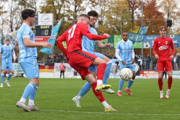 Sport Men Soccer Soccer Season 2025 26 02 11 2025 Bluechip Arena Meuselwitz Point Match Thuringia Saxony ZFC Meuselwitz Chemnitzer FC Hendrik Wurr ZFC red vs Roman Eppendorfer CFC Domenico Alberico CFC l Meuselwitz Thueringen Germany