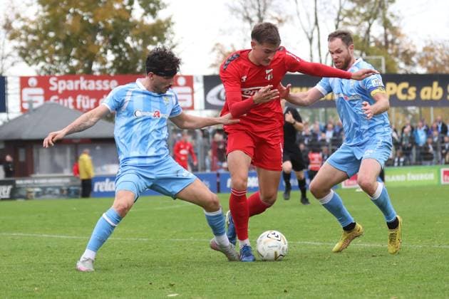 Sport Men Football Soccer Season 2025 26 02 11 2025 Bluechip Arena Meuselwitz Point Match Thuringia Saxony ZFC Meuselwitz Chemnitzer FC Domenico Alberico CFC Leon Schmökel ZFC red Tobias Müller CFC Meuselwitz Thueringen Germany