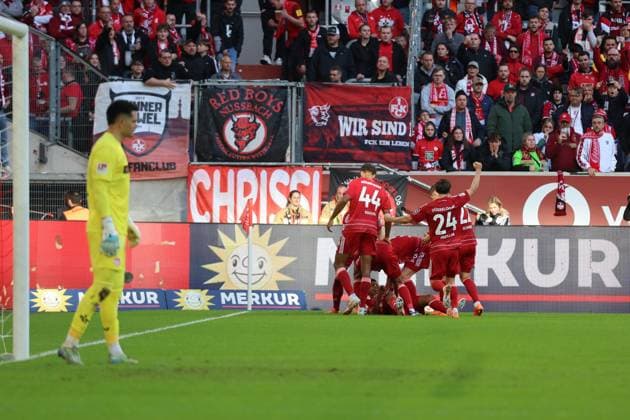 02 11 2025, xrekx, Fußball 2 Bundesliga, Fortuna Duesseldorf 1 FC Kaiserslautern v l Torjubel nach dem Tor zum celebrating the goal celebrate 1 1 durch Sima Suso Fortuna Duesseldorf Simon Simoni 1 FC Kaiserslautern DFL DFB REGULATIONS PROHIBIT ANY USE OF PHOTOGRAPHS as IMAGE SEQUENCES and or QUASI VIDEO Duesseldorf