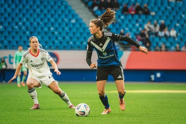 Google Pixel Frauen Bundesliga Hamburger SV vs Eintracht Frankfurt, 02 11 2025 Lotta Wrede Hamburger SV, 32 am Ball Fußball, Google Pixel Frauen Bundesliga, 8 Spieltag Hamburger SV vs Eintracht Frankfurt am 02 11 2025 im Volksparkstadion, Hamburg DFB DFL REGULATIONS PROHIBIT ANY USE OF PHOTOGRAPHS AS IMAGE SEQUENCES AND OR QUASI VIDEO Copyright: xBEAUTIFULxSPORTS Tonhäuserx