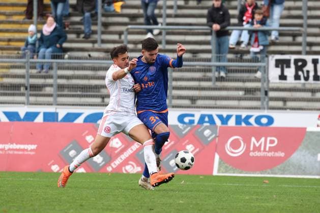 Noah Gabriel Nikolaou D li vs Dennis Brock SI re Soccer Regionalliga West, Matchday 14, Sportfreunde Siegen Fortuna Duesseldorf Düsseldorf U23, on 02 11 2025 in Siegen Germany