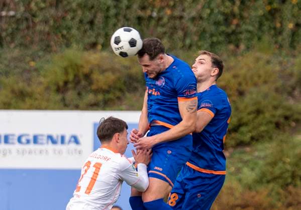 Header by Florian Mayer Sportfreunde Siegen, 42 Sportfreunde Siegen Fortuna Düsseldorf U23 02 11 2025 Soccer, Regionalliga West, Matchday 14, GER, Siegen, Leimbachstadion Copyright: HMBxMedia xMarcoxBader