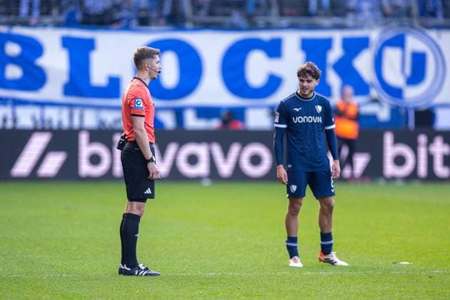 02 11 2025, 2 Bundesliga, Matchday 11, VfL Bochum 1848 1 FC Magdeburg, v l Referee Felix Wagner GER announces the result of the VAR, Kjell Wätjen VfL Bochum 1848 , Bochum Vonovia Ruhrstadion NRW Germany xRHR PHOTO DEx Copyright: DennisxEwert RHR-FOTOx RHR-FOTO DE