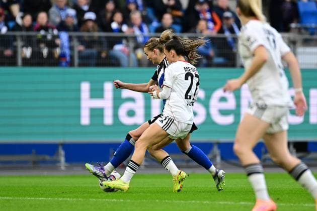 Fußball I Frauen I Saison 2025-2026 I Bundesliga I 8. Spieltag I Hamburger SV - Eintracht Frankfurt I 02.11.2025 Nina Räcke (39, Hamburger SV) hinter Ereleta Memeti (27, Eintracht Frankfurt) Hamburg Volkspark, Volksparkstadion, Stadion, Volkspark-Stadion Hamburg Deutschland Copyright: xLobeca FelixxSchlikisx