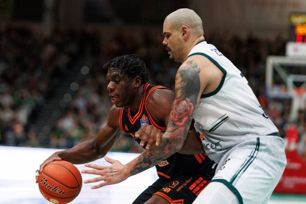 Malcolm Dandridge Rasta Vechta in a duel with Maik Zirbes Gladiators Trier , Vet Concept Gladiators Trier vs Rasta Vechta, Basketball, easyCredit BBL, Matchday 6, Season 2025 2026, 02 11 2025 Vet Concept Gladiators Trier vs Rasta Vechta, Basketball, easyCredit BBL, Matchday 6, Season 2025 2026, 02 11 2025 Copyright: xEibner-Pressefoto AlexanderxNeisx EP_ANS