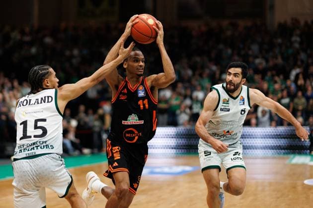 Alonzo Verge Jr Rasta Vechta in a duel with Jordan Roland Gladiators Trier and Behnam Yakhchali Gladiators Trier , Vet Concept Gladiators Trier vs Rasta Vechta, Basketball, easyCredit BBL, Matchday 6, Season 2025 2026, 02 11 2025 Vet Concept Gladiators Trier vs Rasta Vechta, Basketball, easyCredit BBL, Matchday 6, Season 2025 2026, 02 11 2025 Copyright: xEibner-Pressefoto AlexanderxNeisx EP_ANS