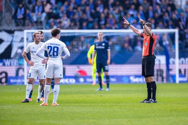 02 11 2025, 2 Bundesliga, Matchday 11, VfL Bochum 1848 1 FC Magdeburg, Referee Felix Wagner GER checks foul play, Bochum Vonovia Ruhrstadion NRW Germany xRHR PHOTO DEx Copyright: DennisxEwert RHR-FOTOx RHR-FOTO DE