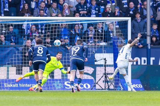 02 11 2025, 2 Bundesliga, Matchday 11, VfL Bochum 1848 1 FC Magdeburg, Falko Michel 1 FC Magdeburg misses against goalkeeper Timo Horn VfL Bochum 1848 , Bochum Vonovia Ruhrstadion NRW Germany xRHR PHOTO DEx Copyright: DennisxEwert RHR-FOTOx RHR-FOTO DE