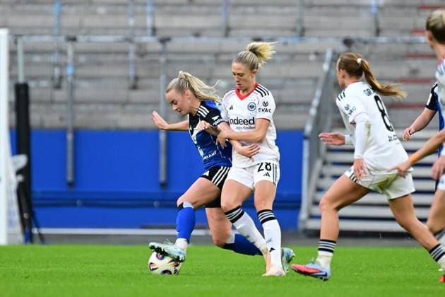 Soccer I Women I Season 2025 2026 I Bundesliga I 8 Matchday I Hamburger SV Eintracht Frankfurt I 02 11 2025 Mia Büchele 17, Hamburger SV Rebecka Blomqvist 28, Eintracht Frankfurt Hamburg Volkspark, Volksparkstadion, Stadion, Volkspark Stadion Hamburg Germany Copyright: xLobeca FelixxSchlikisx
