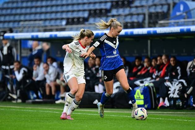 Soccer I Women I Season 2025 2026 I Bundesliga I 8 Matchday I Hamburger SV Eintracht Frankfurt I 02 11 2025 Nadine Andrina Riesen 22, Eintracht Frankfurt Mia Büchele 17, Hamburger SV Hamburg Volkspark, Volksparkstadion, Stadium, Volkspark Stadion Hamburg Germany Copyright: xLobeca FelixxSchlikisx