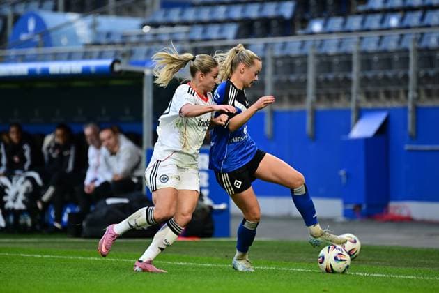 Soccer I Women I Season 2025 2026 I Bundesliga I 8 Matchday I Hamburger SV Eintracht Frankfurt I 02 11 2025 Nadine Andrina Riesen 22, Eintracht Frankfurt Mia Büchele 17, Hamburger SV Hamburg Volkspark, Volksparkstadion, Stadium, Volkspark Stadion Hamburg Germany Copyright: xLobeca FelixxSchlikisx