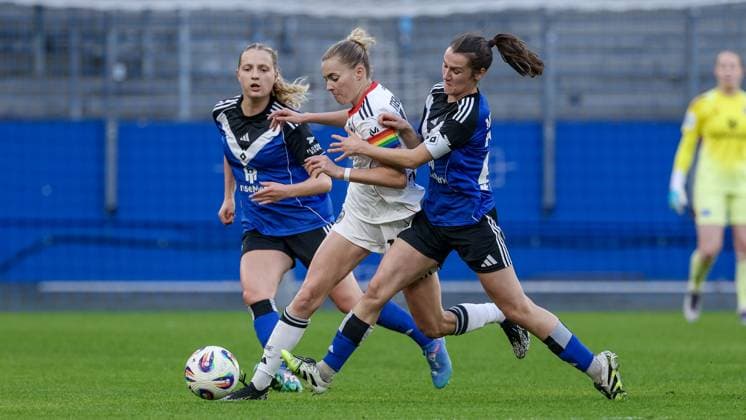 from left Nina Räcke Hamburger SV, 39 , Laura Freigang Eintracht Frankfurt, 10 and Pauline Machtens Hamburger SV, 28 in duel, duel, dynamics, action, action, game scene, THE DFB REGULATIONS PROHIBIT ANY USE OF PHOTOGRAPHS AS IMAGE SEQUENCES AND OR QUASI VIDEO , 02 11 2025, Hamburg Germany , Football, Google Pixel Womens Bundesliga, Hamburger SV Eintracht Frankfurt xobx