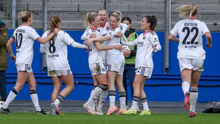 Eintracht Frankfurt players with goal celebration, cheering, jubilant, optimistic, game scene, highlight, joy about the goal to 0 1, THE DFB REGULATIONS PROHIBIT ANY USE OF PHOTOGRAPHS AS IMAGE SEQUENCES AND OR QUASI VIDEO , 02 11 2025, Hamburg Germany , Football, Google Pixel Womens Bundesliga, Hamburger SV Eintracht Frankfurt xobx
