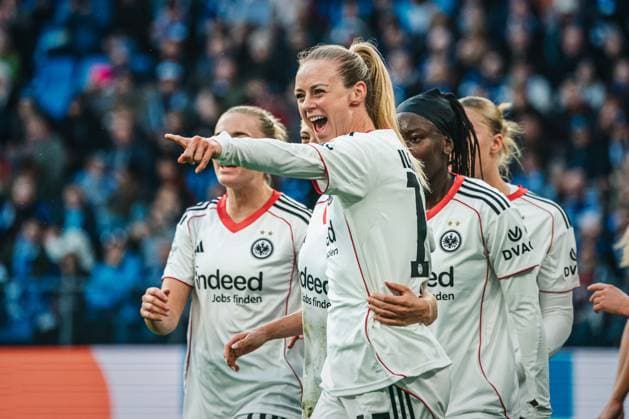 Google Pixel Frauen Bundesliga Hamburger SV vs Eintracht Frankfurt, 02 11 2025 TOR, JUBEL 1 0 Frankfurt Amanda Ilestedt Eintracht Frankfurt, 13 Treffer per Kopf Fußball, Google Pixel Frauen Bundesliga, 8 Spieltag Hamburger SV vs Eintracht Frankfurt am 02 11 2025 im Volksparkstadion, Hamburg DFB DFL REGULATIONS PROHIBIT ANY USE OF PHOTOGRAPHS AS IMAGE SEQUENCES AND OR QUASI VIDEO Copyright: xBEAUTIFULxSPORTS Tonhäuserx
