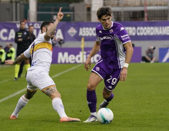 Fiorentina™s Nicolo Fortini fight for the ball with Lecce™s Tete Morente uring the Serie A soccer match between Fiorentina and Lecce at the Artemio Franchi stadium in Florence, center of Italy - Sunday, November 02, 2025. - Soccer  Copyright: xMarcoxBucco LaxPressex
