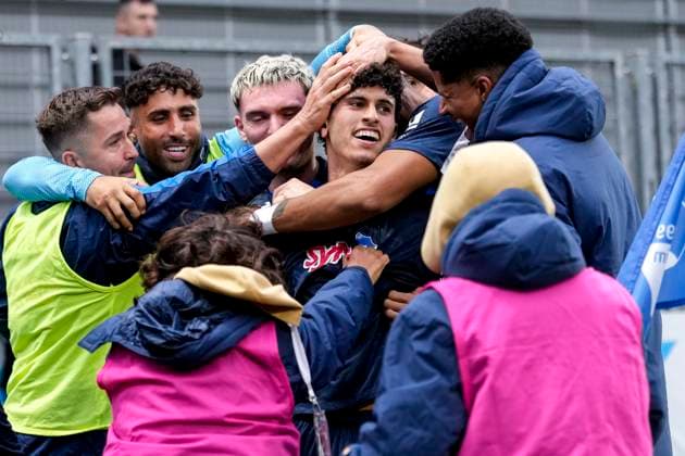 TSG 1899 Hoffenheim II U23 players cheer with scorer Nicklas Shipnoski SVWM, 7 about the goal to 2 0, cheer, goal celebration, celebrate the goal, goal, celebration, cheers about the goal, rejoicing, joy, rejoices, optimistic, positive, game scene, highlight, action, action, 02 11 2025, Sinsheim Germany , Soccer, 3 Liga, TSG 1899 Hoffenheim II SV Waldhof Mannheim, DFB DFL REGULATIONS PROHIBIT ANY USE OF PHOTOGRAPHS AS IMAGE SEQUENCES AND OR QUASI VIDEO xozx