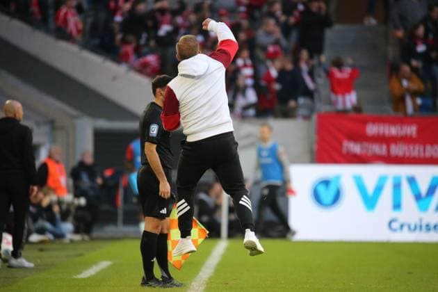 02 11 2025, xmohx, Soccer 2 Bundesliga, Fortuna Duesseldorf 1 FC Kaiserslautern v l cheering after the goal to 1 1 with coach Markus Anfang Fortuna Duesseldorf DFL DFB REGULATIONS PROHIBIT ANY USE OF PHOTOGRAPHS as IMAGE SEQUENCES and or QUASI VIDEO Duesseldorf