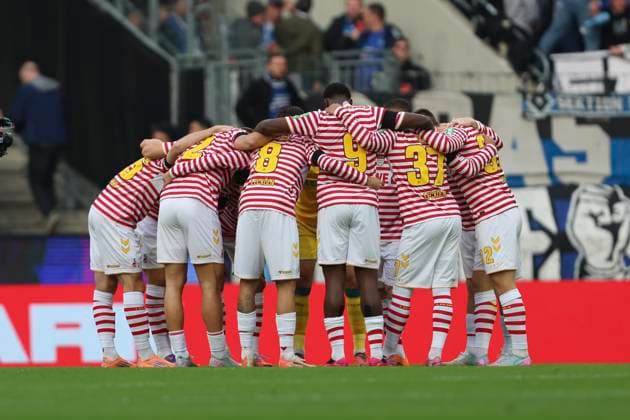 Spieler von 1. FC Köln bilden einen Teamkreis waehrend des spiels der Bundesliga zwischen 1. FC Köln und Hamburger SV, RheinEnergieSTADION am 02. November 2025 in Köln, Deutschland. (Foto von Oliver Kaelke DeFodi Images) +++ Players from 1. FC Köln form a circle during the Bundesliga match between 1. FC Köln and Hamburger SV at RheinEnergieSTADION on November 2, 2025 in Köln, Germany. (Photo by Oliver Kaelke DeFodi Images) DFL regulations prohibit any use of photographs as image sequences and or quasi-video. (Photo by Oliver Kaelke DeFodi Images) Players from 1 FC Köln form a circle during the Bundesliga match between 1 FC Köln and Hamburger SV, RheinEnergieSTADION on November 02, 2025 in Köln, Germany Photo by Oliver Kaelke DeFodi Images Players from 1 FC Köln form a circle during the Bundesliga match between 1 FC Köln and Hamburger SV at RheinEnergieSTADION on November 2, 2025 in Köln, Germany Photo by Oliver Kaelke DeFodi Images DFL regulations prohibit any use of photographs as image sequences and or quasi video Photo by Oliver Kaelke DeFodi Images