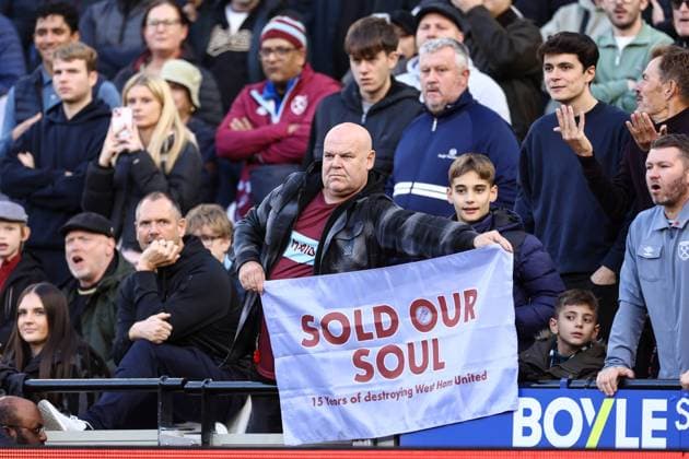 West Ham United gegen Newcastle United 02 November 2025, London Premier League Fußball West Ham United gegen Newcastle United Ein West Ham-Fan hält ein Transparent gegen die Klubbesitzer hoch Foto Jacques Feeney Offside London UK  Copyright: xJacquesxFeeneyx xOffsidexOffside