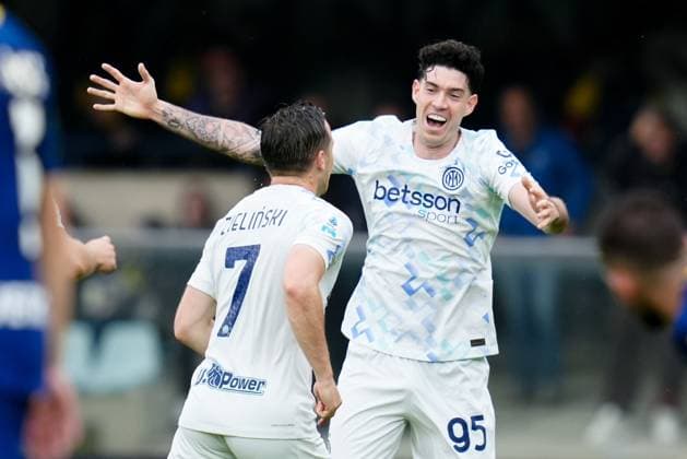 Hellas Verona FC v FC Internazionale - Serie A Enilive Piotr Zielinski of FC Internazionale celebrates with Alessandro Bastoni after scoring first goal during the Serie A Enilive match between Hellas Verona FC and FC Internazionale at Stadio Marcantonio Bentegodi on November 02, 2025 in Verona, Italy. Verona Stadio Marcantonio Bentegodi Veneto Italy Copyright: xGiuseppexMaffiax 251102_SerieA_Verona-Inter_GM_0747
