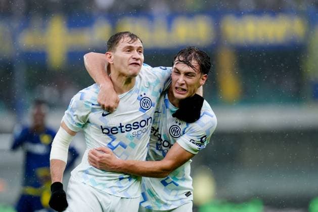 Hellas Verona FC v FC Internazionale - Serie A Enilive Francesco Pio Esposito of FC Internazionale and Nicolo Barella celebrate after Martin Frese of Hellas Verona FC scored an own goal during the Serie A Enilive match between Hellas Verona FC and FC Internazionale at Stadio Marcantonio Bentegodi on November 02, 2025 in Verona, Italy. Verona Stadio Marcantonio Bentegodi Veneto Italy Copyright: xGiuseppexMaffiax 251102_SerieA_Verona-Inter_GM_1089