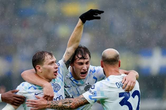 Hellas Verona FC v FC Internazionale - Serie A Enilive Francesco Pio Esposito of FC Internazionale and Nicolo Barella celebrate after Martin Frese of Hellas Verona FC scored an own goal during the Serie A Enilive match between Hellas Verona FC and FC Internazionale at Stadio Marcantonio Bentegodi on November 02, 2025 in Verona, Italy. Verona Stadio Marcantonio Bentegodi Veneto Italy Copyright: xGiuseppexMaffiax 251102_SerieA_Verona-Inter_GM_1143
