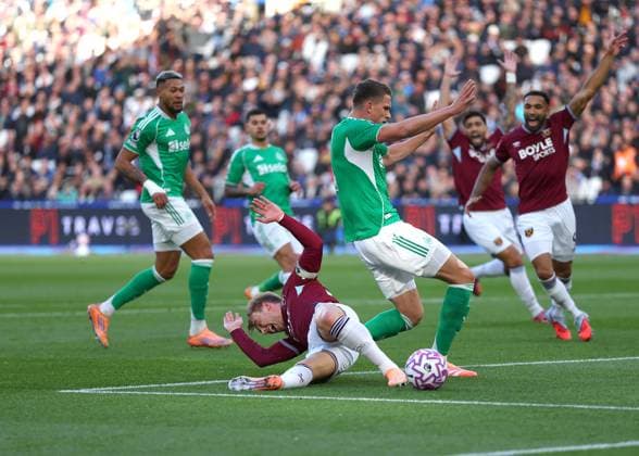 2nd November 2025; London Stadium, London, England; Premier League Football, West Ham United versus Newcastle United; Jarrod Bowen of West Ham United tackled in the box by Malick Thiaw of Newcastle United but no foul given  JohnxPatrickxFletcher