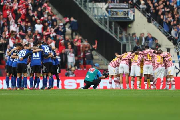 Spieler von Hamburger SV und 1. FC Köln bilden einen Teamkreis waehrend des spiels der Bundesliga zwischen 1. FC Köln und Hamburger SV, RheinEnergieSTADION am 02. November 2025 in Köln, Deutschland. (Foto von Oliver Kaelke DeFodi Images) +++ Players from Hamburger SV and 1. FC Köln form a circle during the Bundesliga match between 1. FC Köln and Hamburger SV at RheinEnergieSTADION on November 2, 2025 in Köln, Germany. (Photo by Oliver Kaelke DeFodi Images) DFL regulations prohibit any use of photographs as image sequences and or quasi-video. (Photo by Oliver Kaelke DeFodi Images) Players from Hamburger SV and 1 FC Köln form a circle during the Bundesliga match between 1 FC Köln and Hamburger SV, RheinEnergieSTADION on November 02, 2025 in Köln, Germany Photo by Oliver Kaelke DeFodi Images Players from Hamburger SV and 1 FC Köln form a circle during the Bundesliga match between 1 FC Köln and Hamburger SV at RheinEnergieSTADION on November 2, 2025 in Köln, Germany Photo by Oliver Kaelke DeFodi Images DFL regulations prohibit any use of photographs as image sequences and or quasi video Photo by Oliver Kaelke DeFodi Images