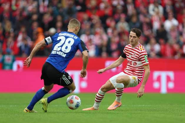 Miro Muheim (Hamburger SV) und Jakub Kaminski (1. FC Koeln) im Zweikampf waehrend des spiels der Bundesliga zwischen 1. FC Köln und Hamburger SV, RheinEnergieSTADION am 02. November 2025 in Köln, Deutschland. (Foto von Oliver Kaelke DeFodi Images) +++ Miro Muheim (Hamburger SV) und Jakub Kaminski (1. FC Koeln) battle for the ball during the Bundesliga match between 1. FC Köln and Hamburger SV at RheinEnergieSTADION on November 2, 2025 in Köln, Germany. (Photo by Oliver Kaelke DeFodi Images) DFL regulations prohibit any use of photographs as image sequences and or quasi-video. (Photo by Oliver Kaelke DeFodi Images) Miro Muheim Hamburger SV und Jakub Kaminski 1 FC Koeln im Zweikampf waehrend des spiels der Bundesliga zwischen 1 FC Köln und Hamburger SV, RheinEnergieSTADION am 02 November 2025 in Köln, Germany Photo by Oliver Kaelke DeFodi Images Miro Muheim Hamburger SV und Jakub Kaminski 1 FC Koeln battle for the ball during the Bundesliga match between 1 FC Köln and Hamburger SV at RheinEnergieSTADION on November 2, 2025 in Köln, Germany Photo by Oliver Kaelke DeFodi Images DFL regulations prohibit any use of photographs as image sequences and or quasi video Photo by Oliver Kaelke DeFodi Images