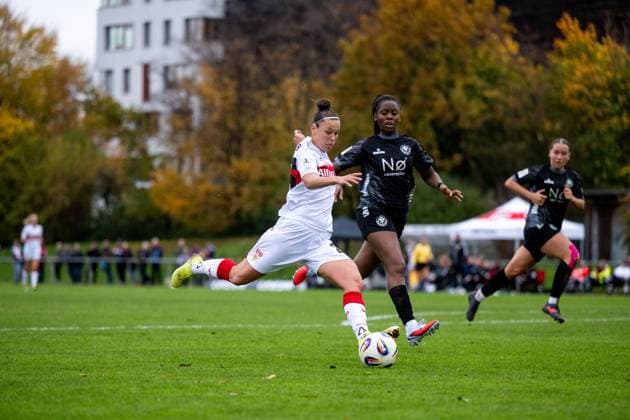 Nicole Billa VfB Stuttgart, 26 in duel with Gloria Zarambaud VfR Warbeyen, 06 , GER, VfB Stuttgart vs VfR SW Warbeyen, Soccer, Women, 2 Bundesliga, Matchday 9, Season 2025 2026, 02 11 2025 GER, VfB Stuttgart vs VfR SW Warbeyen, Soccer, Women, 2 Bundesliga, Matchday 9, Season 2025 2026, 02 11 2025 Bad Cannstatt Copyright: xEibner-Pressefoto Memmlerx EP_MMR