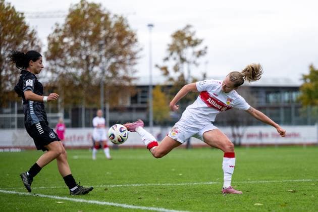 Maximiliane Rall VfB Stuttgart, 08 in duel with Ebla Gouriye VfR Warbeyen, 03 , GER, VfB Stuttgart vs VfR SW Warbeyen, Soccer, Women, 2 Bundesliga, Matchday 9, Season 2025 2026, 02 11 2025 GER, VfB Stuttgart vs VfR SW Warbeyen, Soccer, Women, 2 Bundesliga, Matchday 9, Season 2025 2026, 02 11 2025 Bad Cannstatt Copyright: xEibner-Pressefoto Memmlerx EP_MMR