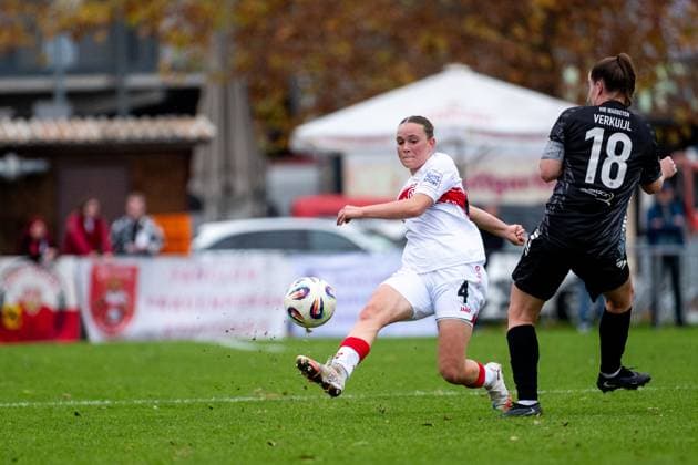 Katharina Schaefer VfB Stuttgart, 04 in duel with Moisa Verkuijl VfR Warbeyen, 18 , GER, VfB Stuttgart vs VfR SW Warbeyen, Soccer, Women, 2 Bundesliga, Matchday 9, Season 2025 2026, 02 11 2025 GER, VfB Stuttgart vs VfR SW Warbeyen, Soccer, Women, 2 Bundesliga, Matchday 9, Season 2025 2026, 02 11 2025 Bad Cannstatt Copyright: xEibner-Pressefoto Memmlerx EP_MMR