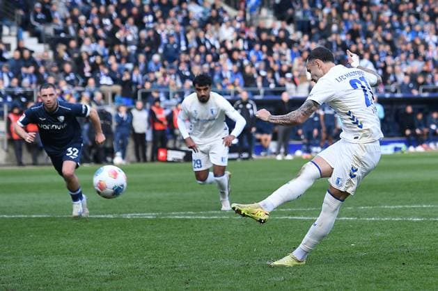 Soccer 2 Bundesliga 11 Matchday VfL Bochum 1 FC Magdeburg on 02 11 2025 at Vonovia Ruhrstadion in Bochum Falko Michel Magdeburg misses a penalty DFL regulations prohibit any use of photographs as image sequences and or quasi video xRx