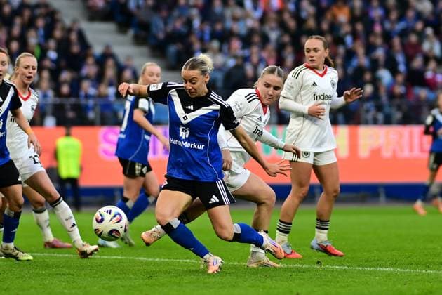 Soccer I Women I Season 2025 2026 I Bundesliga I 8 Matchday I Hamburger SV Eintracht Frankfurt I 02 11 2025 Sophie Hillebrand 22, Hamburger SV Jella Veit 25, Eintracht Frankfurt in duel Hamburg Volkspark, Volksparkstadion, stadium, Volkspark Stadion Hamburg Germany Copyright: xLobeca FelixxSchlikisx