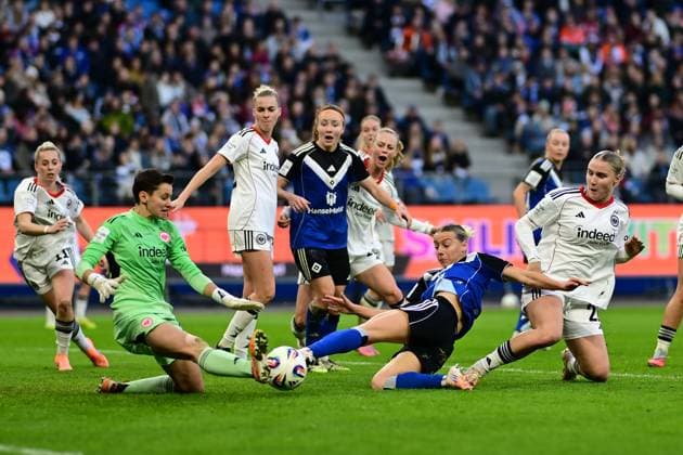 Soccer I Women I Season 2025 2026 I Bundesliga I 8 Matchday I Hamburger SV Eintracht Frankfurt I 02 11 2025 Lina Altenburg 12, Eintracht Frankfurt Sophie Hillebrand 22, Hamburger SV Hamburg Volkspark, Volksparkstadion, Stadium, Volkspark Stadion Hamburg Germany Copyright: xLobeca FelixxSchlikisx