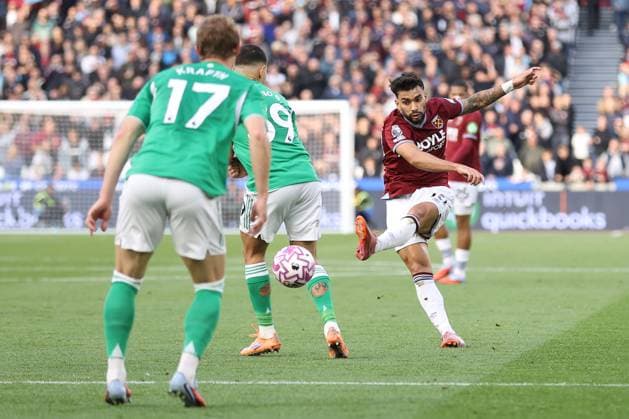 West Ham United gegen Newcastle United 02 November 2025, London Premier League Fußball West Ham United gegen Newcastle United Lucas Paqueta von West Ham United erzielt das erste Tor Foto Jacques Feeney Abseits London UK  Copyright: xJacquesxFeeneyx xOffsidexOffside