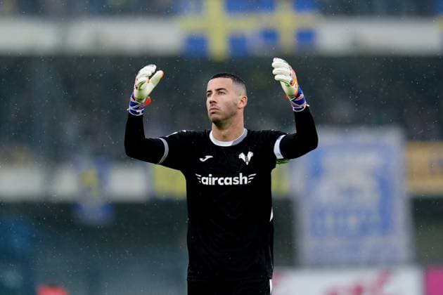 Hellas Verona FC v FC Internazionale - Serie A Enilive Lorenzo Montipo of Hellas Verona FC looks dejected during the Serie A Enilive match between Hellas Verona FC and FC Internazionale at Stadio Marcantonio Bentegodi on November 02, 2025 in Verona, Italy. Verona Stadio Marcantonio Bentegodi Veneto Italy Copyright: xGiuseppexMaffiax 251102_SerieA_Verona-Inter_GM_7291