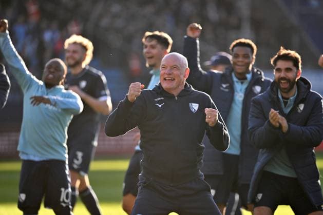 Coach Uwe Rösler VfL Bochum celebrates the victory with the fans, on the right Gerrit Holtmann cheers VfL Bochum 02 11 2025, Soccer 2 Bundesliga, Season 2025 2026, 11 Matchday, VfL Bochum 1 FC Magdeburg DFL regulations prohibit any use of photographs as image sequences and or quasi video Bochum Vonovia Ruhrstadion Nordrhein Westfalen Germany Team2