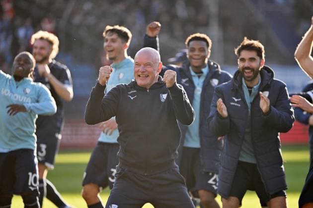 Coach Uwe Rösler VfL Bochum celebrates the victory with the fans, on the right Gerrit Holtmann cheers VfL Bochum 02 11 2025, Soccer 2 Bundesliga, Season 2025 2026, 11 Matchday, VfL Bochum 1 FC Magdeburg DFL regulations prohibit any use of photographs as image sequences and or quasi video Bochum Vonovia Ruhrstadion Nordrhein Westfalen Germany Team2