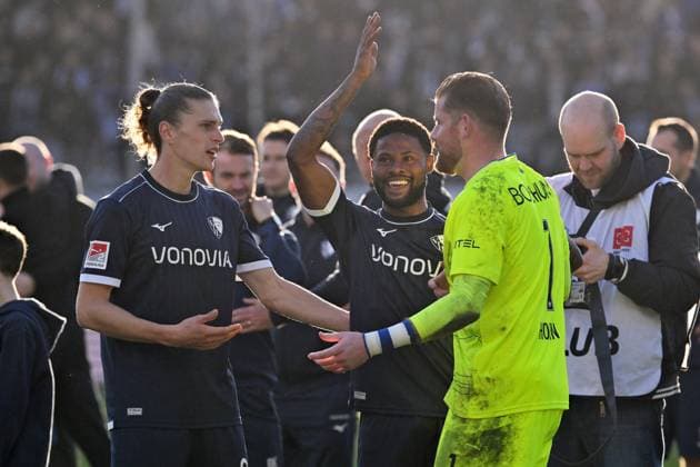 Cheering goalkeeper Timo Horn VfL Bochum , Moritz Broni Kwarteng VfL Bochum , Moritz Broni Kwarteng, Noah Loosli VfL Bochum , v re 02 11 2025, Fußball 2 Bundesliga, Saison 2025 2026, 11 Spieltag, VfL Bochum 1 FC Magdeburg DFL regulations prohibit any use of photographs as image sequences and or quasi video Bochum Vonovia Ruhrstadion Nordrhein Westfalen Germany Team2