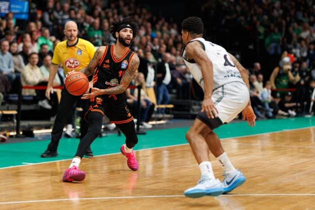 Tevin Brown Rasta Vechta in duel with Urald King Gladiators Trier , Vet Concept Gladiators Trier vs Rasta Vechta, Basketball, easyCredit BBL, Matchday 6, Season 2025 2026, 02 11 2025 Vet Concept Gladiators Trier vs Rasta Vechta, Basketball, easyCredit BBL, Matchday 6, Season 2025 2026, 02 11 2025 Copyright: xEibner-Pressefoto AlexanderxNeisx EP_ANS