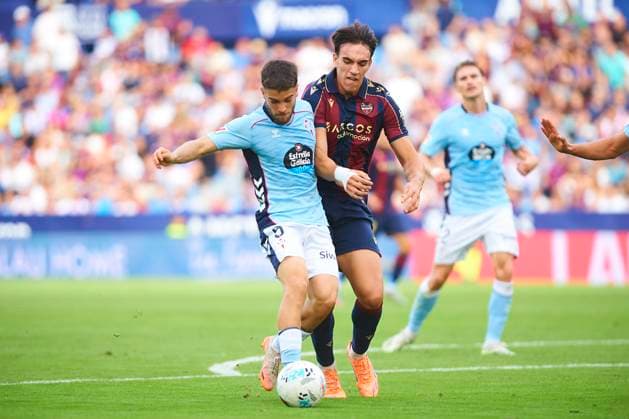 Sergio Carreira (Celta Vigo) and Carlos Espi (Levante UD) during the LaLiga EA Sports match between Levante UD and RC Celta at Ciudad de Valencia on November 2, 2025 in Valencia, Spain. (Photo by Maria Jose Segovia DeFodi Images) Sergio Carreira Celta Vigo and Carlos Espi Levante UD during the LaLiga EA Sports match between Levante UD and RC Celta at Ciudad de Valencia on November 2, 2025 in Valencia, Spain Photo by Maria Jose Segovia DeFodi Images