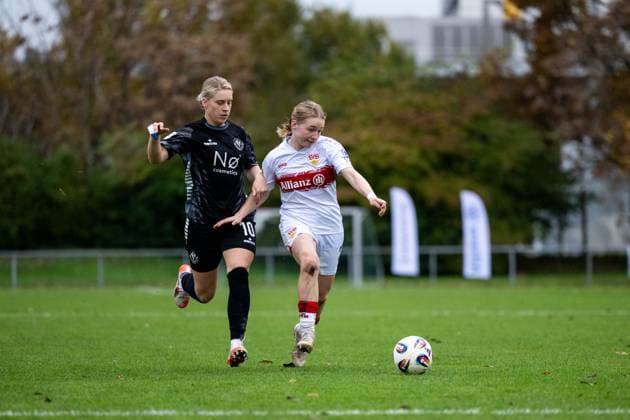 Linette Hofmann VfB Stuttgart, 02 in duel with Lotte Masseling VfR Warbeyen, 10 , GER, VfB Stuttgart vs VfR SW Warbeyen, Soccer, Women, 2 Bundesliga, Matchday 9, Season 2025 2026, 02 11 2025 GER, VfB Stuttgart vs VfR SW Warbeyen, Soccer, Women, 2 Bundesliga, Matchday 9, Season 2025 2026, 02 11 2025 Bad Cannstatt Copyright: xEibner-Pressefoto Memmlerx EP_MMR
