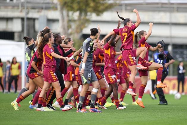 A.S. Roma Players celebrtates the victory duringthe 4th day of the Serie A Women Athora Championship between A.S. Roma Femminile vs F.C. Internazionale Milano, 2 November 2025 at the Tre Fontane Stadium Stadium, Roma Italy.  Copyright: xMatteoxCassoni IPAxSportx xipa-agency.netx xx IPA_67401625 IPA_Agency_IPA67401625