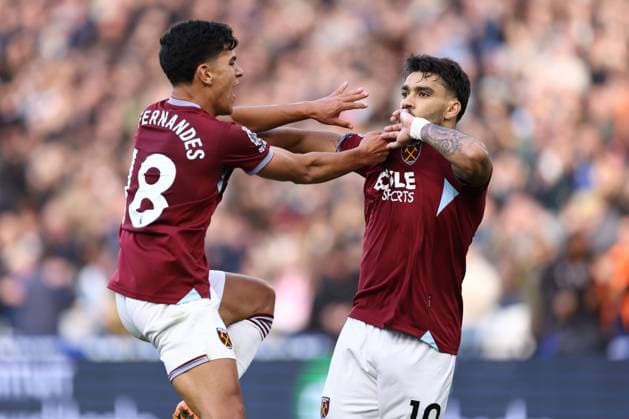 West Ham United gegen Newcastle United 02 November 2025, London Premier League Fußball West Ham United gegen Newcastle United Lucas Paqueta von West Ham United feiert sein 1. Tor mit Mateus Fernandes Foto Jacques Feeney Abseits London UK  Copyright: xJacquesxFeeneyx xOffsidexOffside