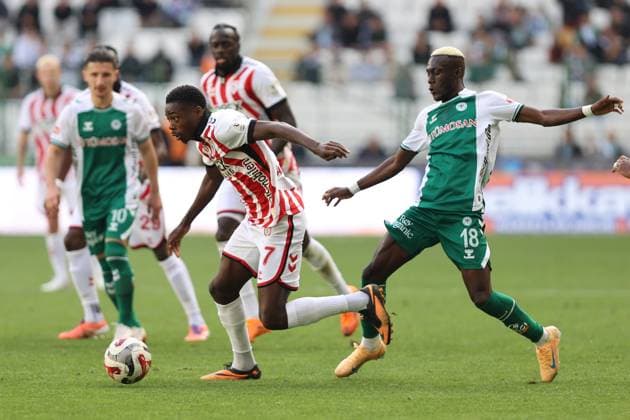 TUMOSAN Konyaspor v Samsunspor - Turkish Super Lig KONYA, TURKIYE - NOVEMBER 2: Alassane Ndao (18) of TUMOSAN Konyaspor in action against Anthony Musaba (7) of Samsunspor during the Turkish Super Lig week 11 football match between TUMOSAN Konyaspor and Samsunspor at Medas Konya Metropolitan Stadium in Konya, Turkiye on November 02, 2025. Serhat Cetinkaya Anadolu Konya Turkey. Editorial use only. Please get in touch for any other usage.  Copyright: x2025xAnadoluxSerhatxCetinkayax